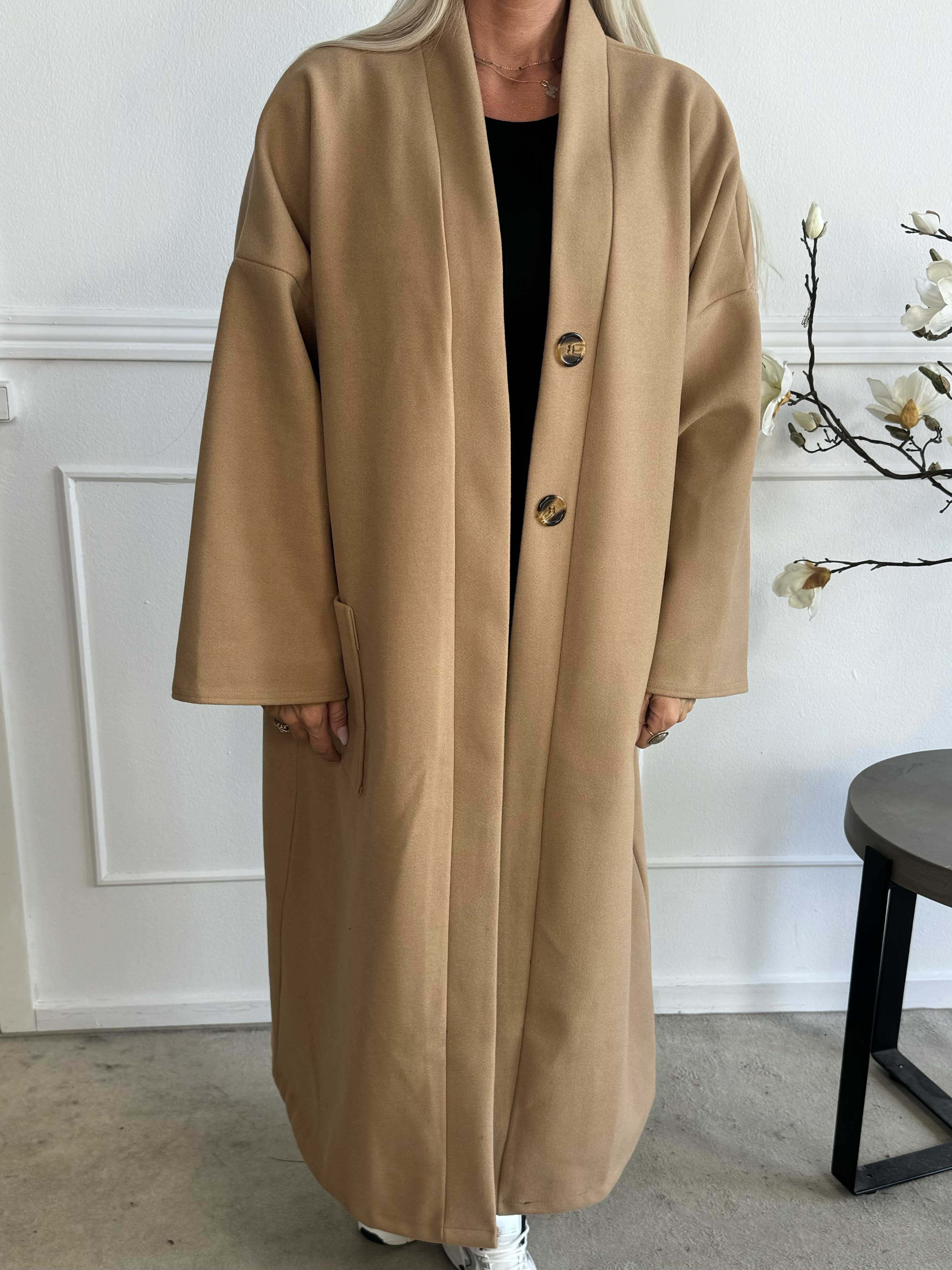 Abbelin - Lång oversized kappa med dekorativa knappar